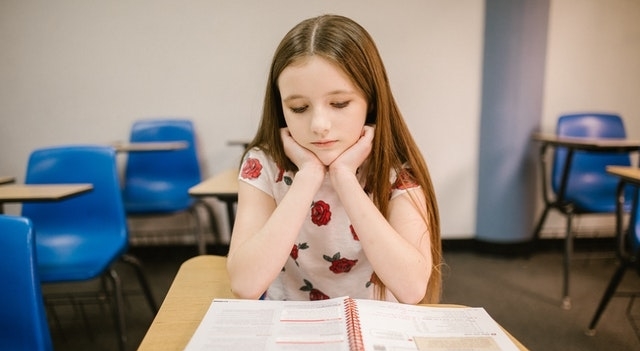 girl having difficulties reading 640×350